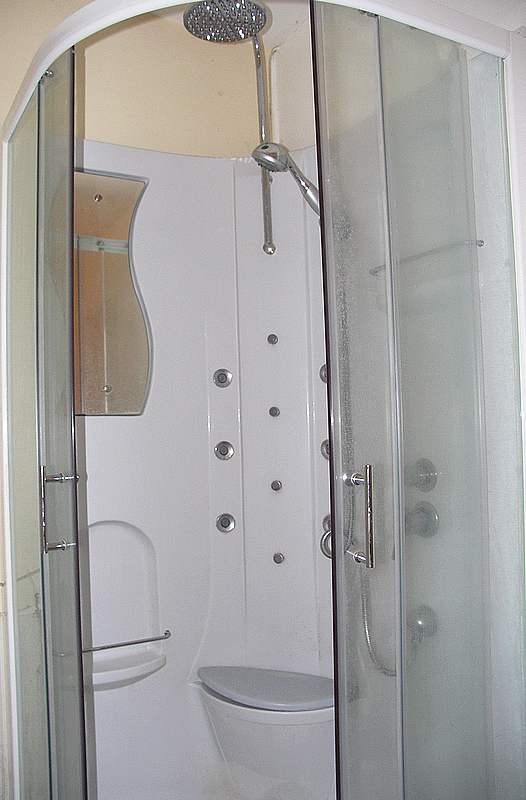 Douche de la location etudiant L1 avec belle vue etang