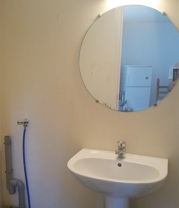 Salle d eau location etudiant L1 avec belle vue etang